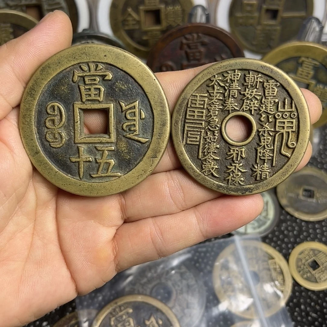 昆****人现代文创工艺品