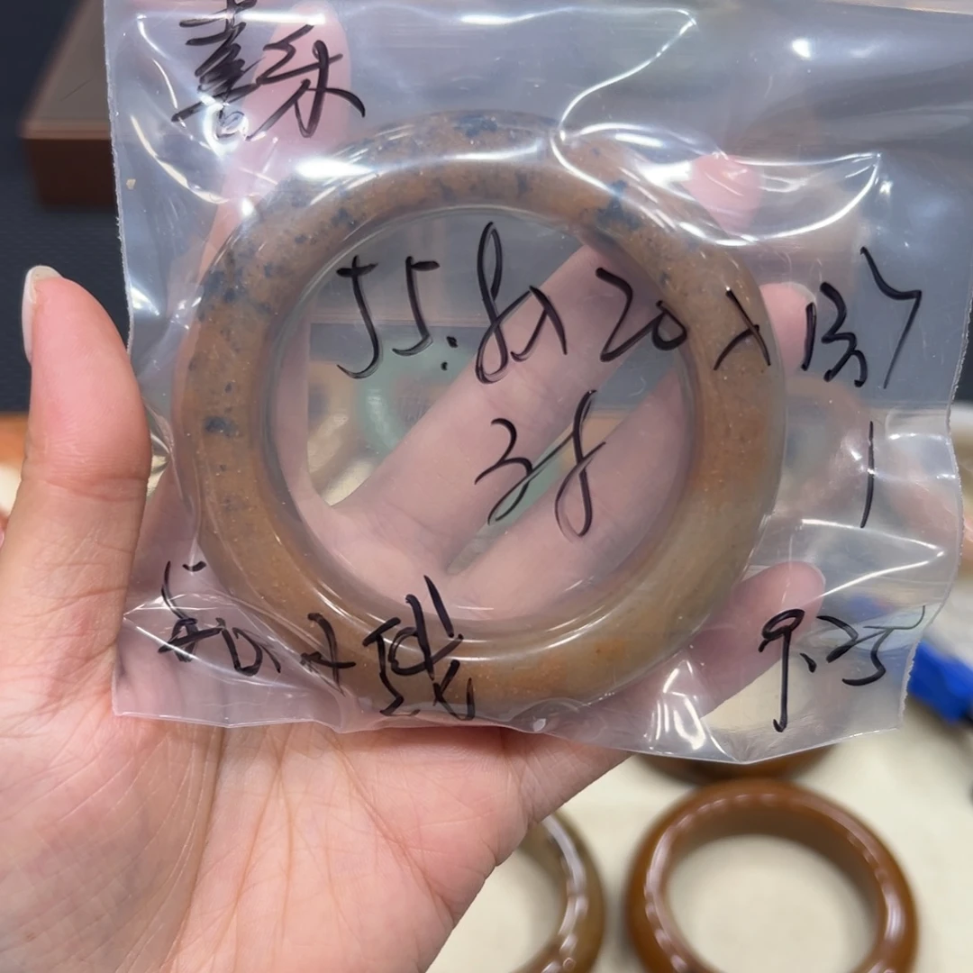 喜***乐石英质玉未镶嵌手镯