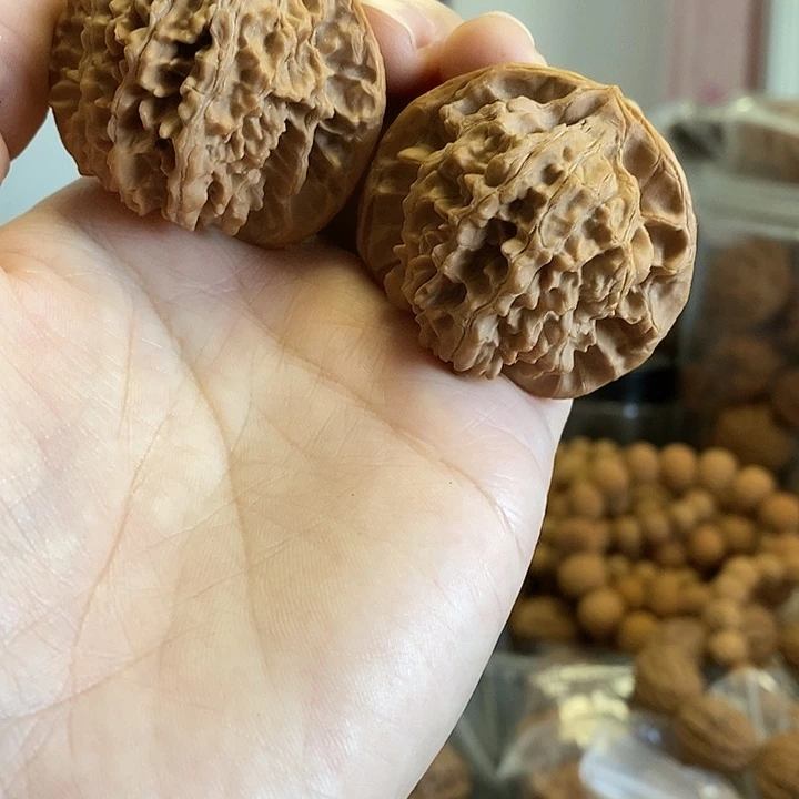 文玩核桃把件44红皮乾隆纹