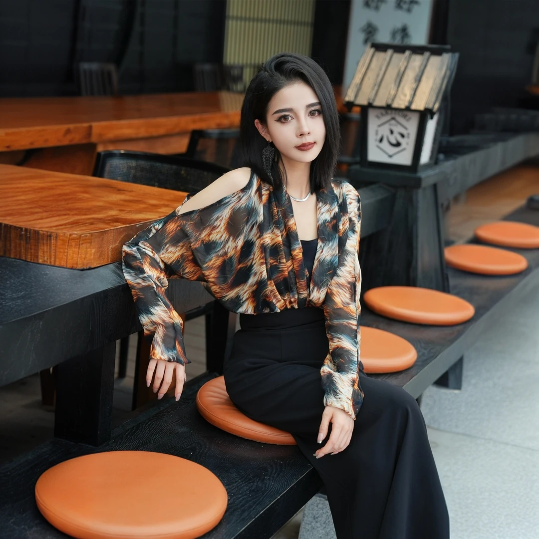 POPULARYW【月流烟渚】Z·R上品屋 设计感不对称半边露肩印花上衣