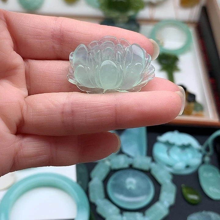 岫玉未镶嵌颈饰牡丹花