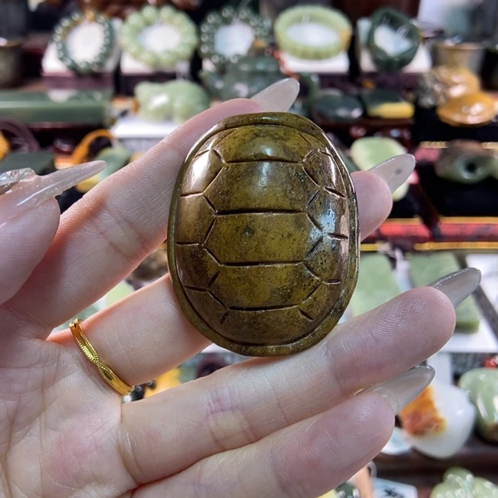 未镶嵌岫岩河磨玉（透闪石质玉）把件