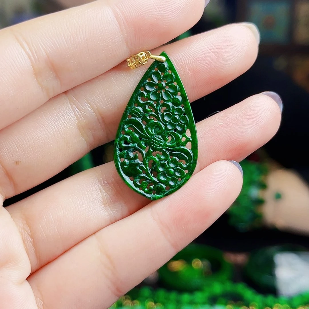 颈饰18K金镶嵌翡翠多样性