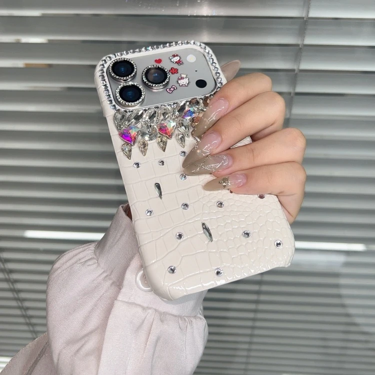 白色鳄鱼纹皮质立体水钻亚克力面手机壳17promax适用16/15/14/13