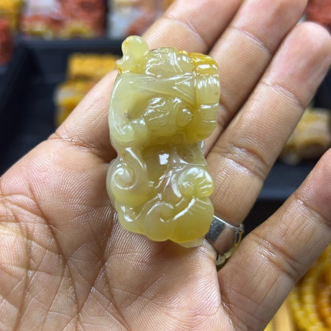 未镶嵌石英质玉（黄龙玉）颈饰