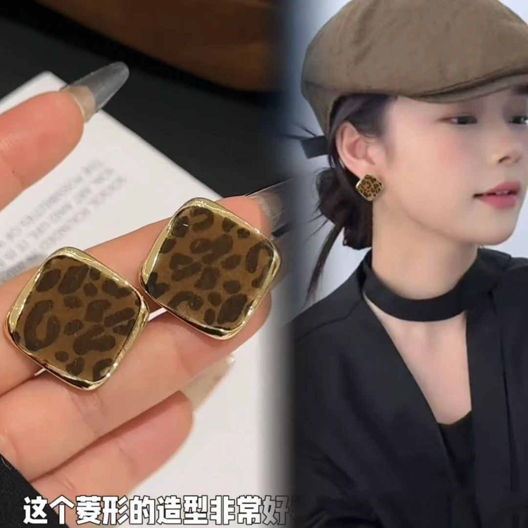 铜合金耳饰 欧美时髦气质雾面植绒豹纹不规则菱形耳钉气质耳环女