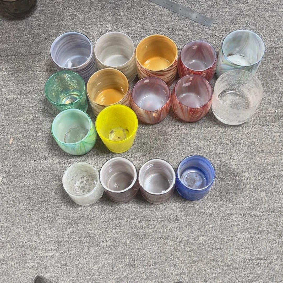 N***枫地上一堆蜡杯成品