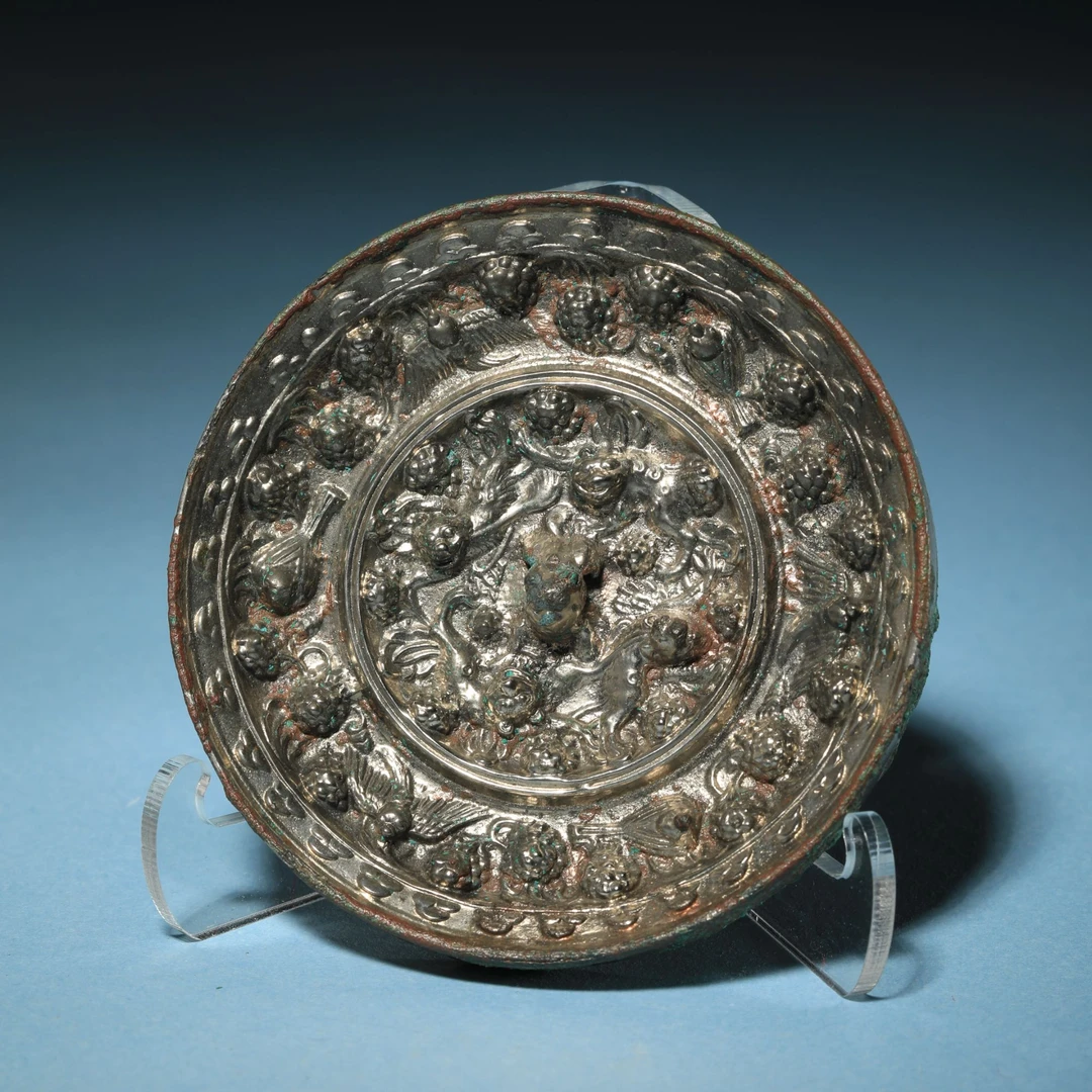 【2025春拍铜镜】2035,清,海兽葡萄镜-全品