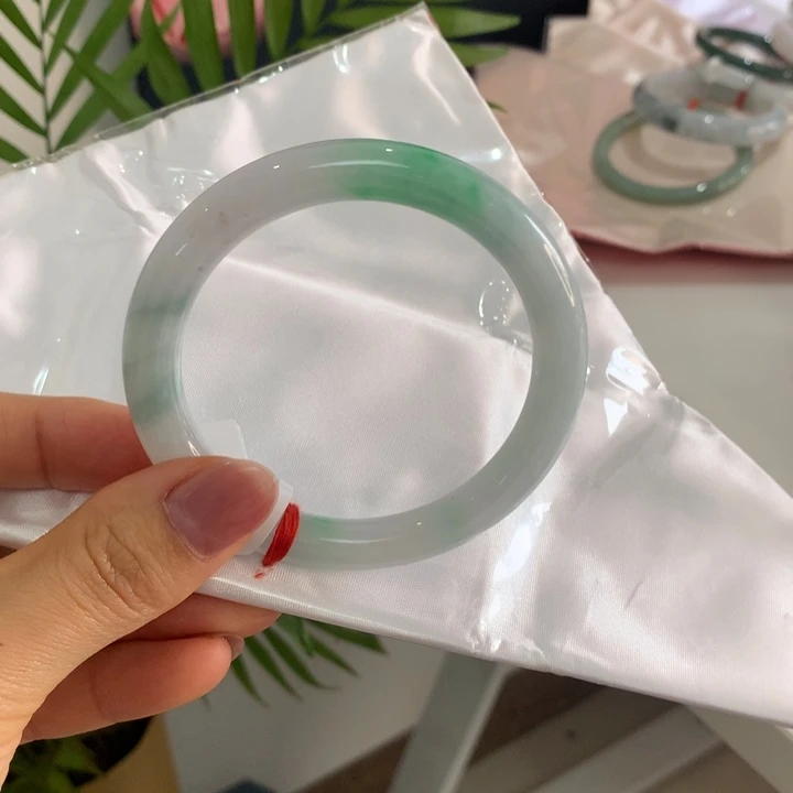 翡翠未镶嵌手镯圆条带色58