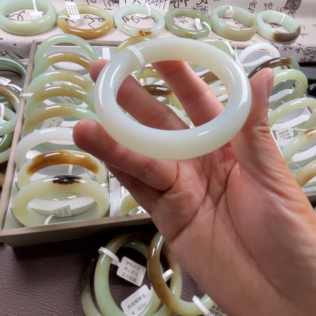 和田玉未镶嵌手镯