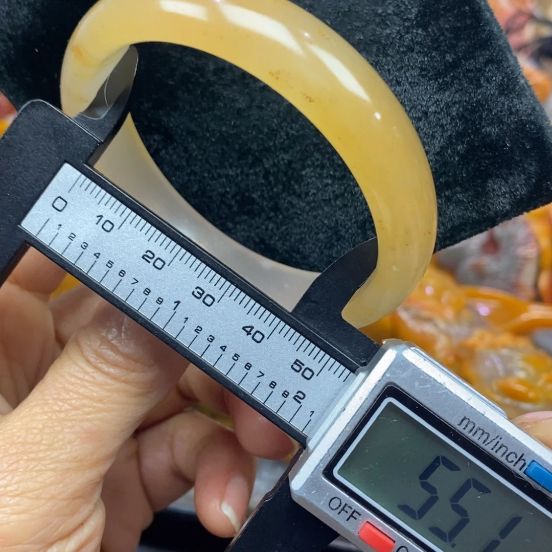 未镶嵌石英质玉（黄龙玉）颈饰