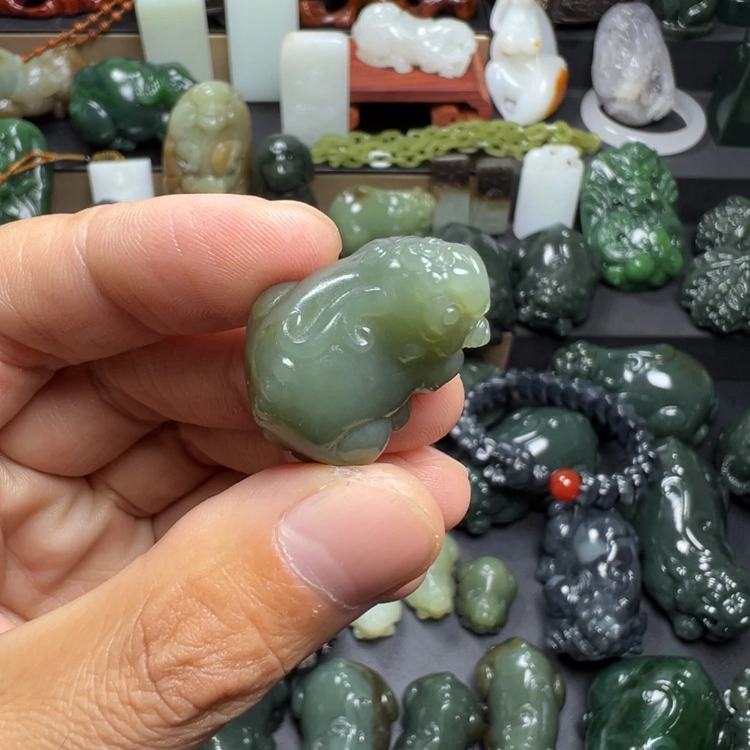 和田玉未镶嵌把件