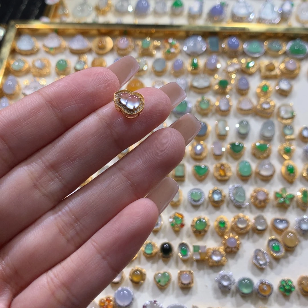 C***e翡翠18K金镶嵌颈饰翡翠