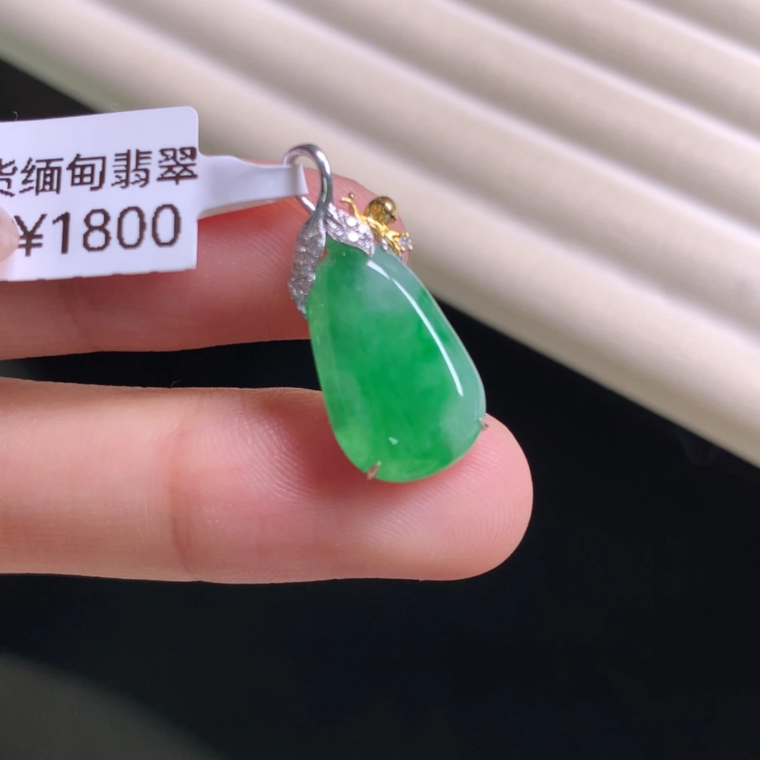 翡翠颈饰18K金镶嵌飘阳绿瓜