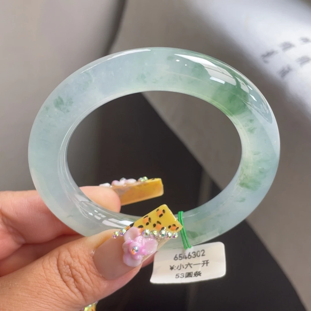 翡翠未镶嵌手镯一手）冰飘绿花起光圆条手镯，小六一开现询