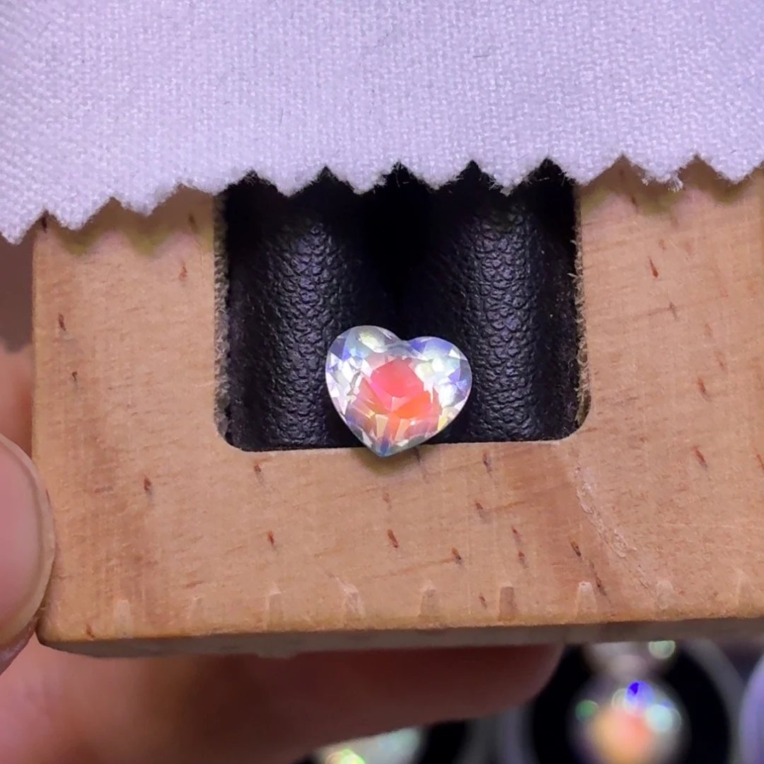 月光石裸石马岛全净体爱心