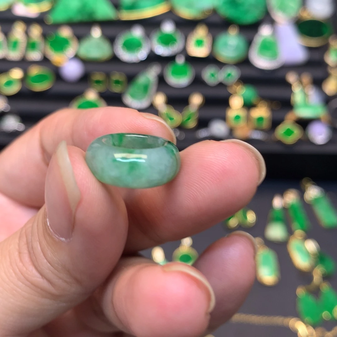 翡翠未镶嵌颈饰有纹