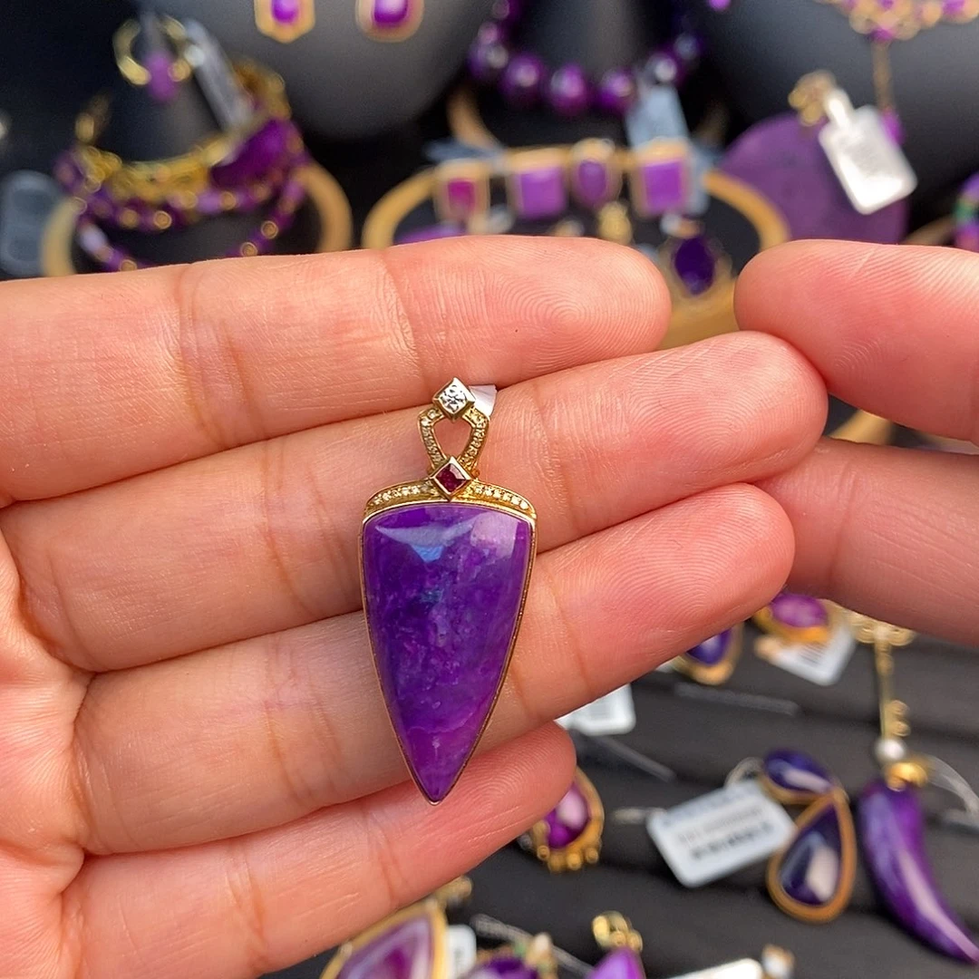 18K金镶嵌苏纪石（舒俱来）吊坠