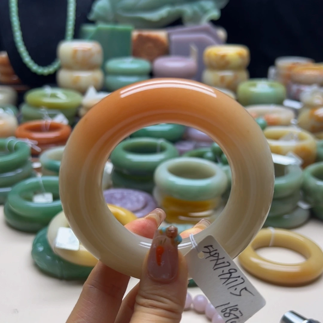 L***L石英岩玉手镯未镶嵌