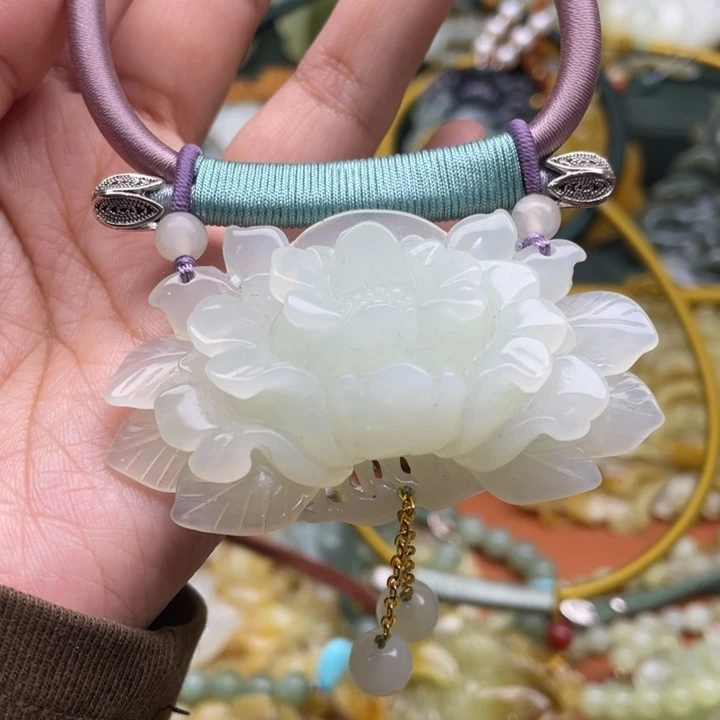 蛇纹石玉吊坠合金