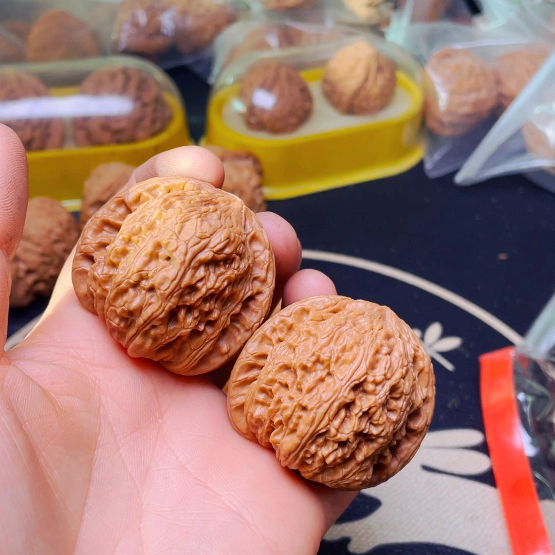 吊坠文玩核桃绣球一对