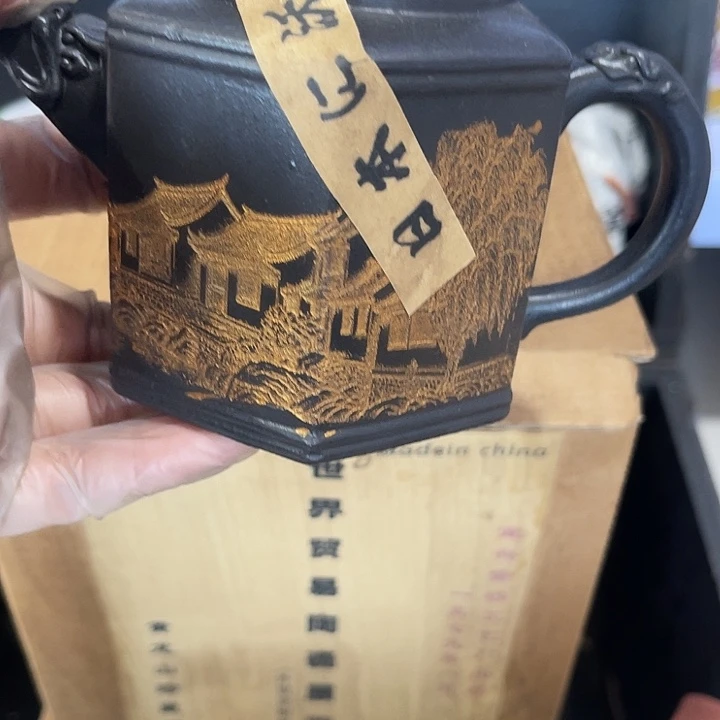 茶壶紫泥原矿泥料手工制作的一把紫砂壶。