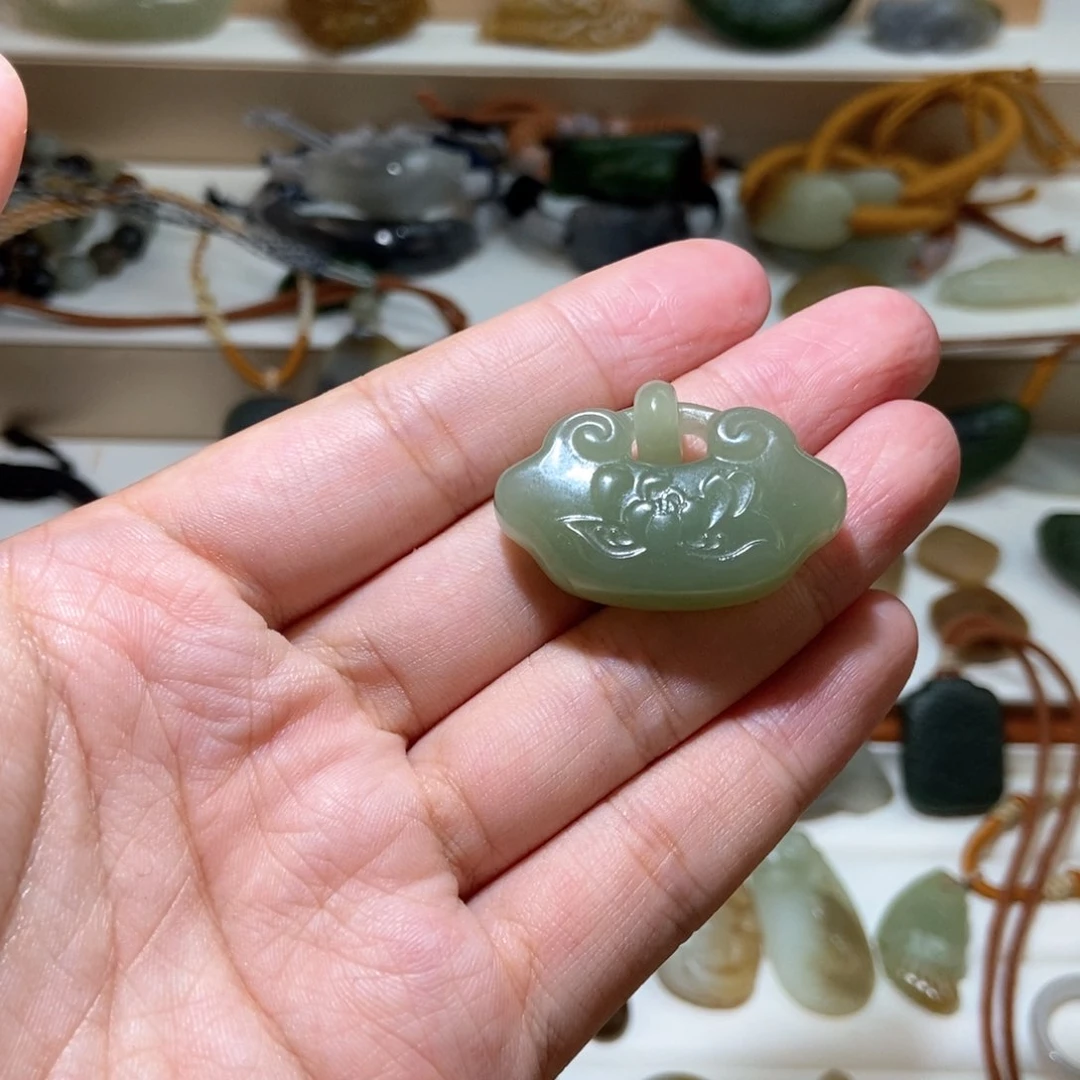 欣***朵和田玉未镶嵌颈饰