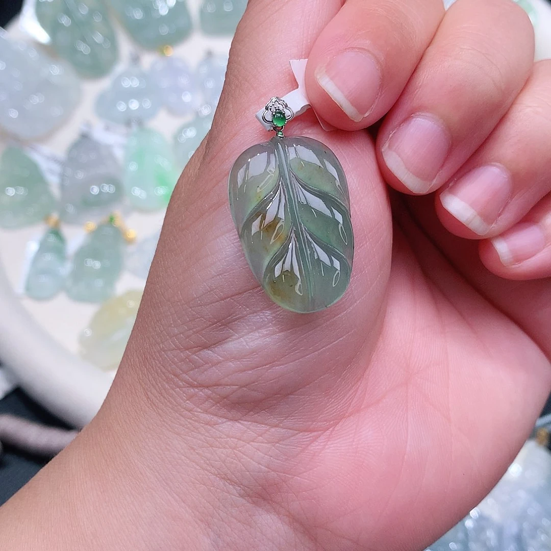 翡翠18K金镶嵌颈饰冰黄加绿叶子