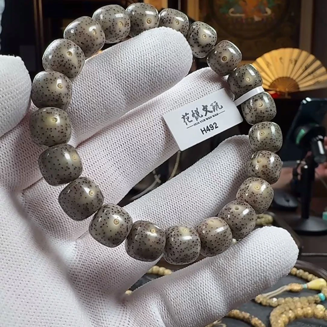 吊坠星月菩提11x10 糯冰奶奶灰侧留白 H492
