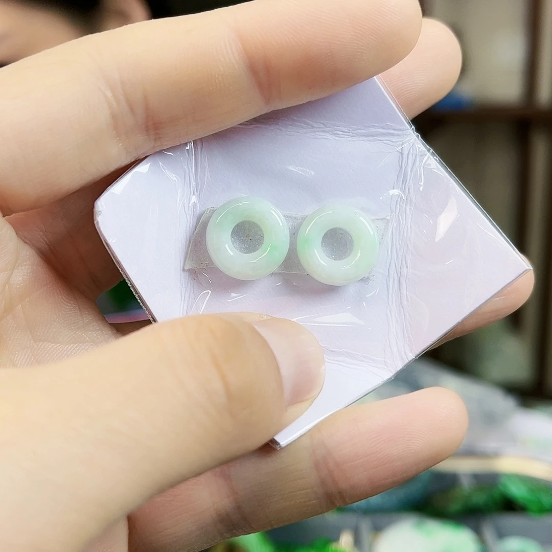 翡翠颈饰未镶嵌耳饰多样性