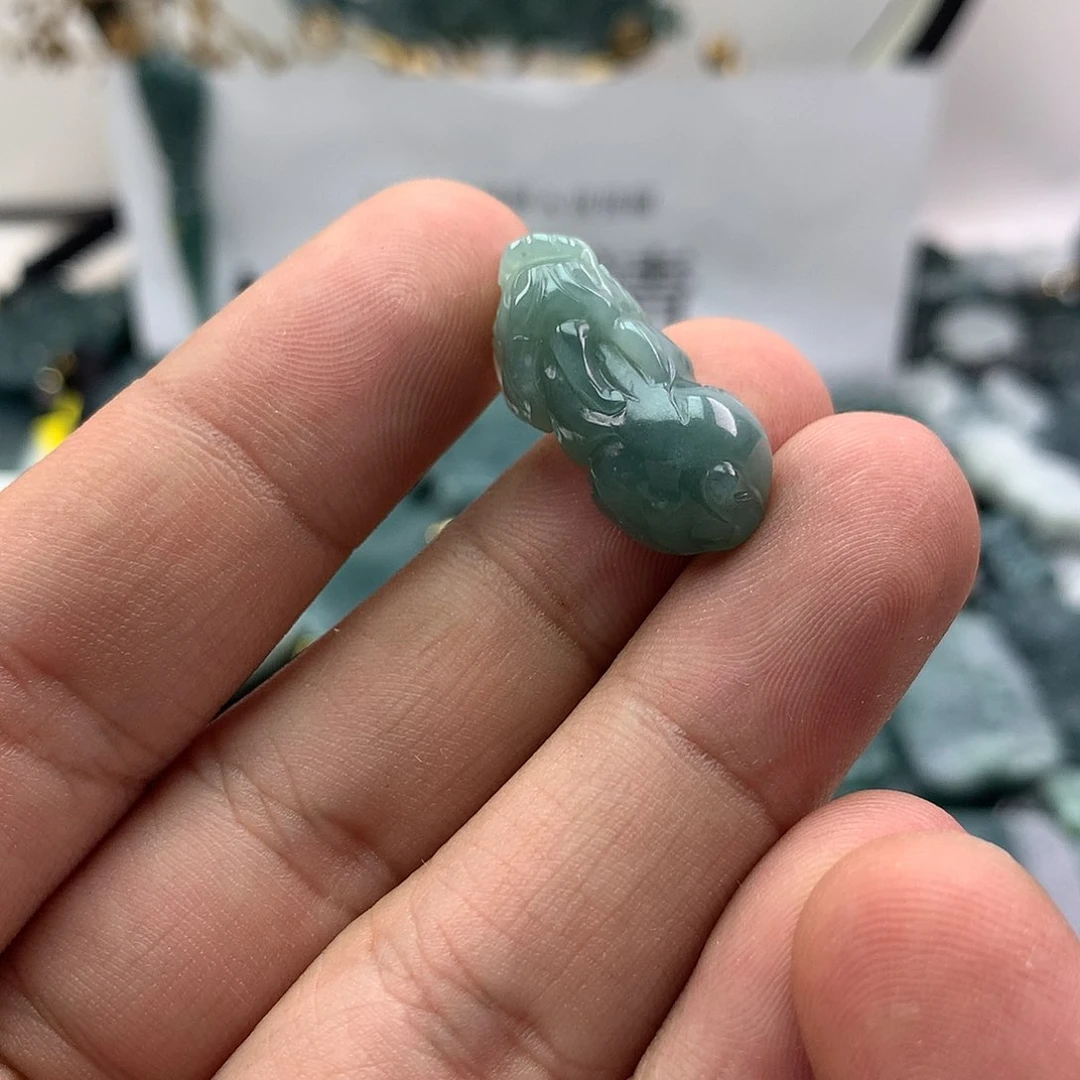 翡翠未镶嵌颈饰貔貅