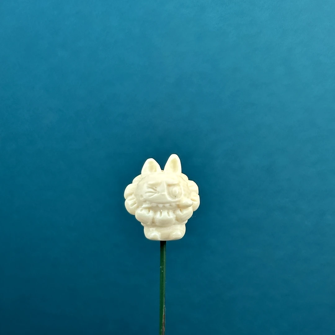 K8268天然猛犸象牙 拉布布背云一个支持鉴定