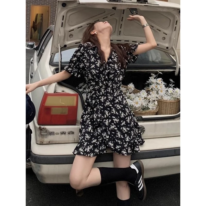 战袍夏法式泡泡袖领夏季花收腰小个子一片式赫本风黑色时尚衬衫女
