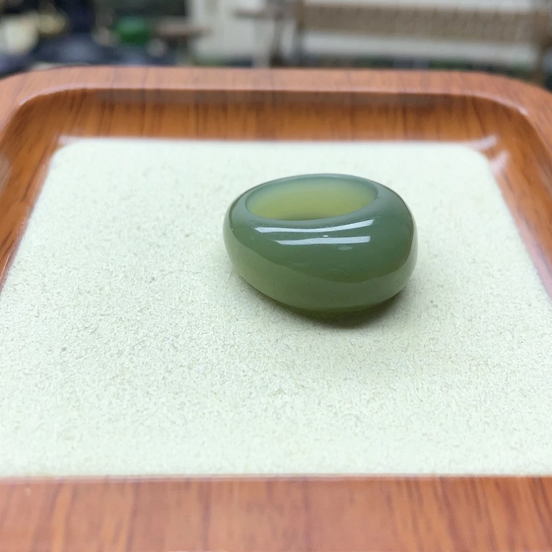 和田玉戒指未镶嵌樱****子湖水绿馒头福利