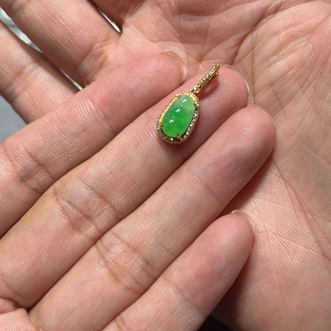 聆***淅翡翠18K金镶嵌颈饰