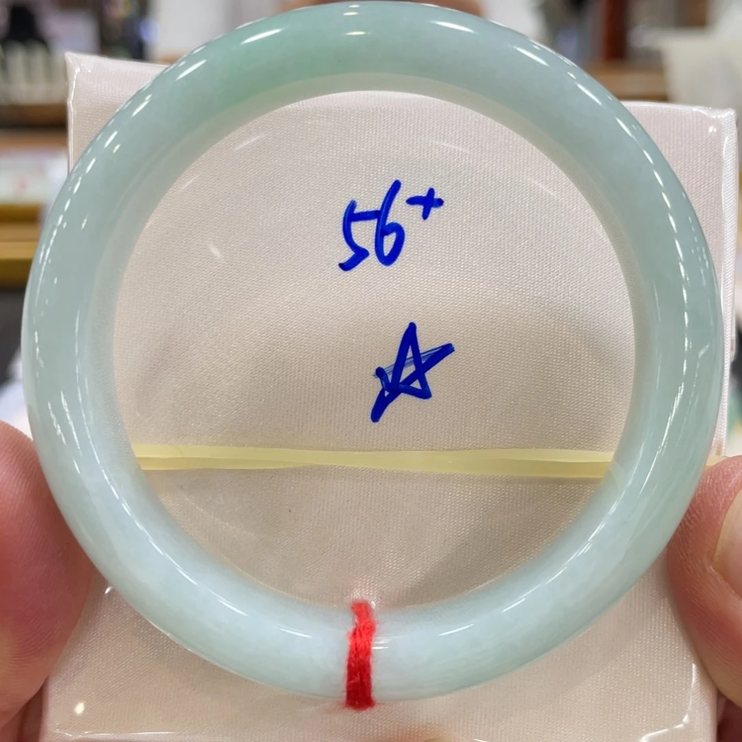 翡翠手镯未镶嵌翡翠