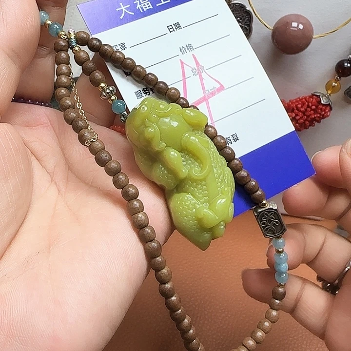 蛇纹石玉颈饰未镶嵌