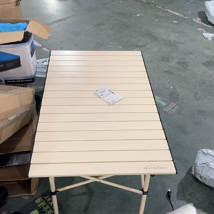 米色蛋卷桌。 95*55