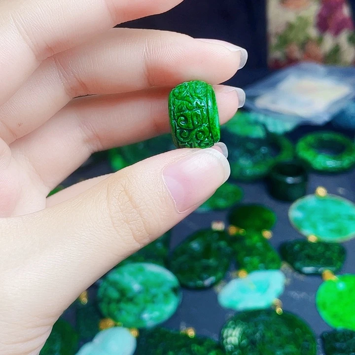 翡翠未镶嵌颈饰多样性