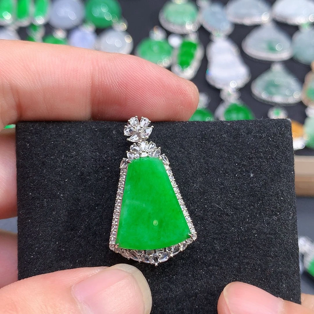 翡翠18K金镶嵌颈饰