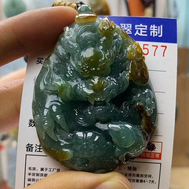 翡翠未镶嵌颈饰龙牌