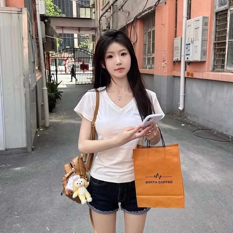 法式甜美正肩V领短袖T恤女夏季修身辣妹气质显瘦简约百搭慵懒上衣
