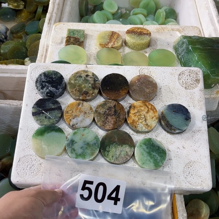 呜***人未镶嵌蛇纹石玉珠宝半成品