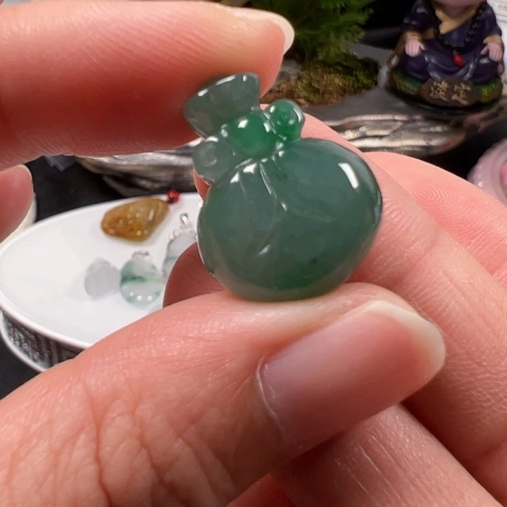 小***干翡翠未镶嵌颈饰翡翠翡翠