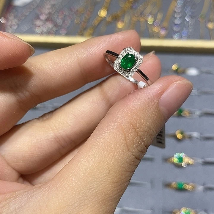 18K金镶嵌戒指祖母绿