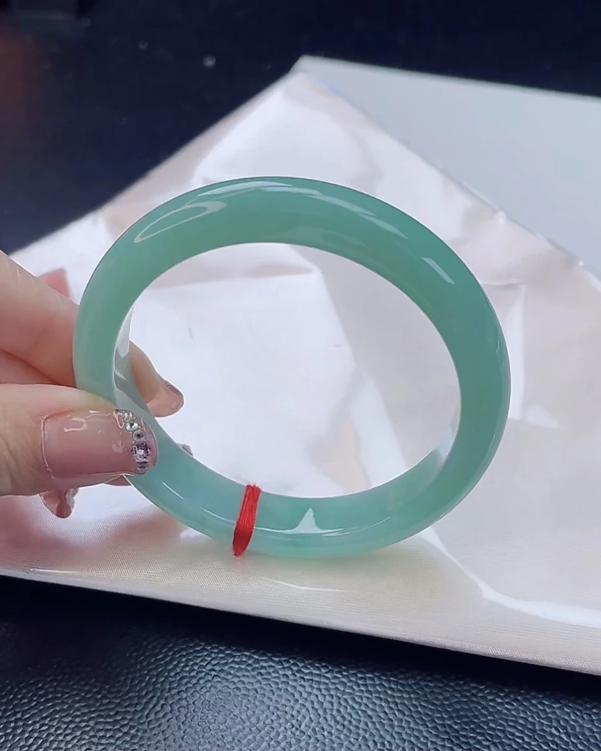 翡翠手镯未镶嵌翡翠