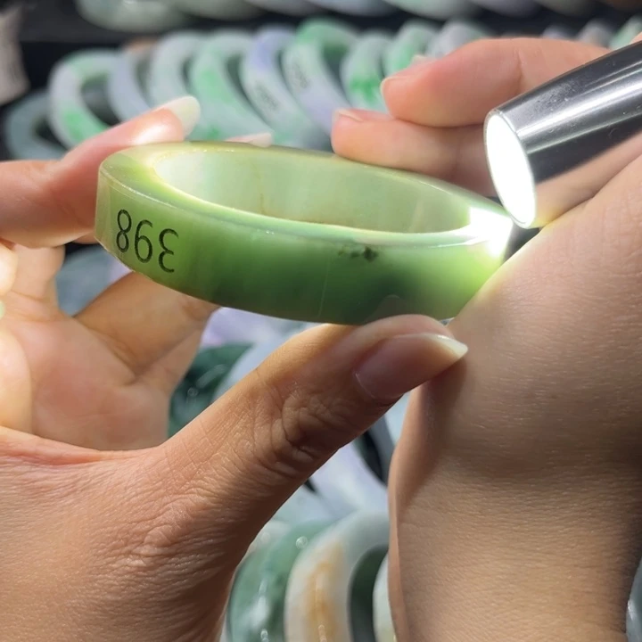 定制翡翠未镶嵌手镯