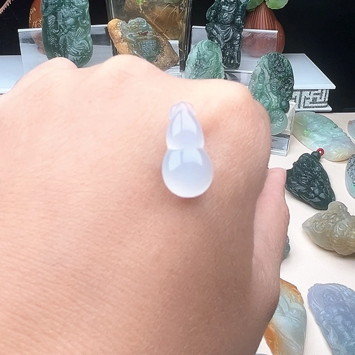 翡翠未镶嵌颈饰葫芦