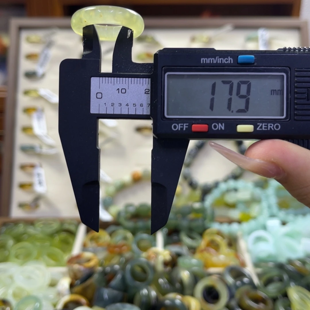 蛇纹石玉未镶嵌手镯2