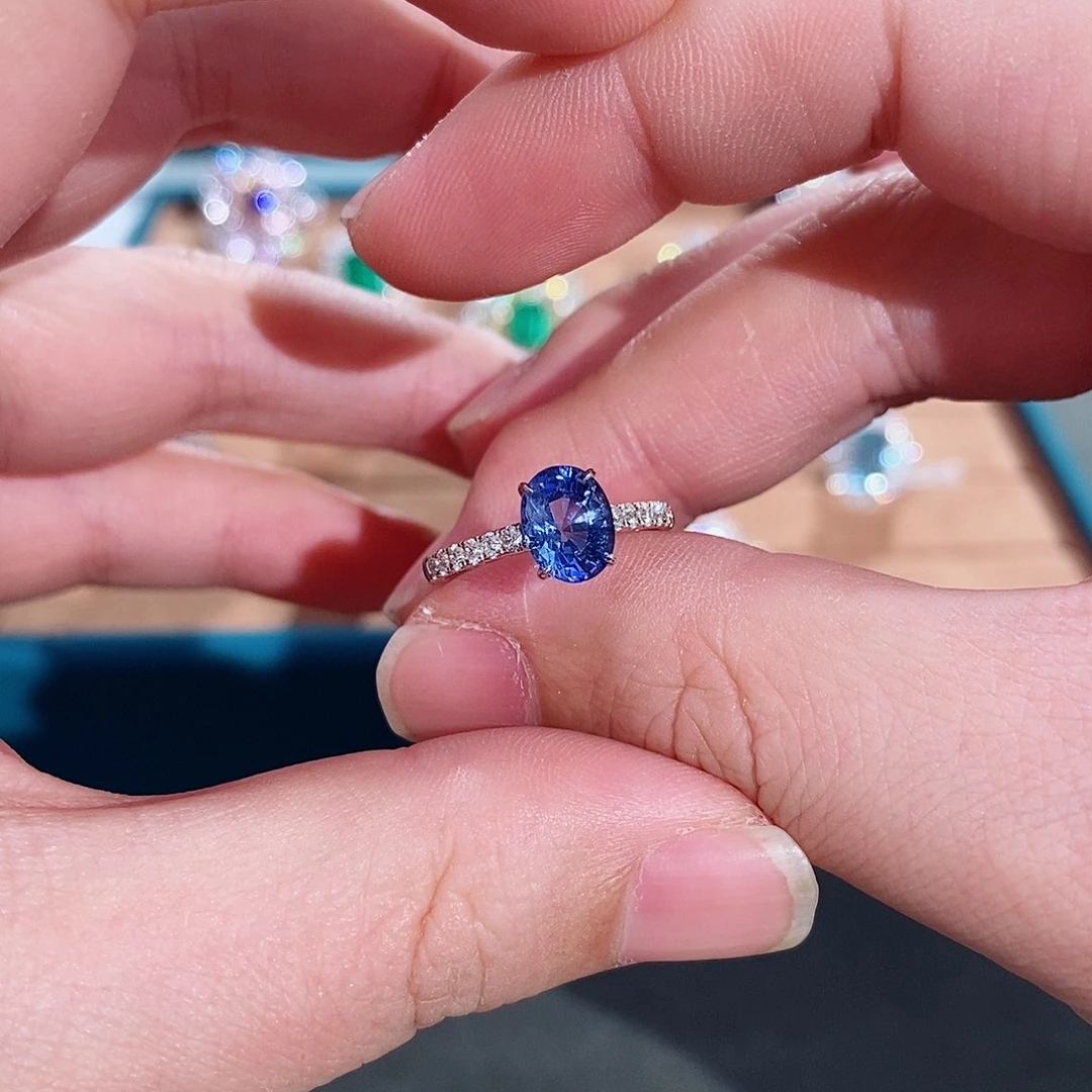 戒指18K金镶嵌蓝宝石1.81ct